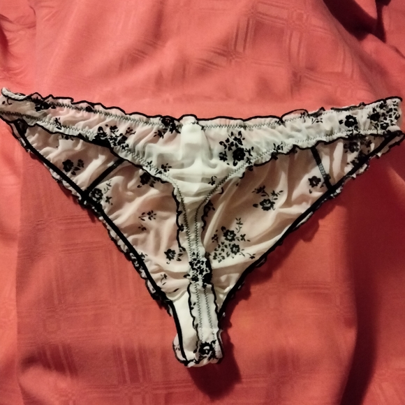 Intimate Set - Picture 5 of 5